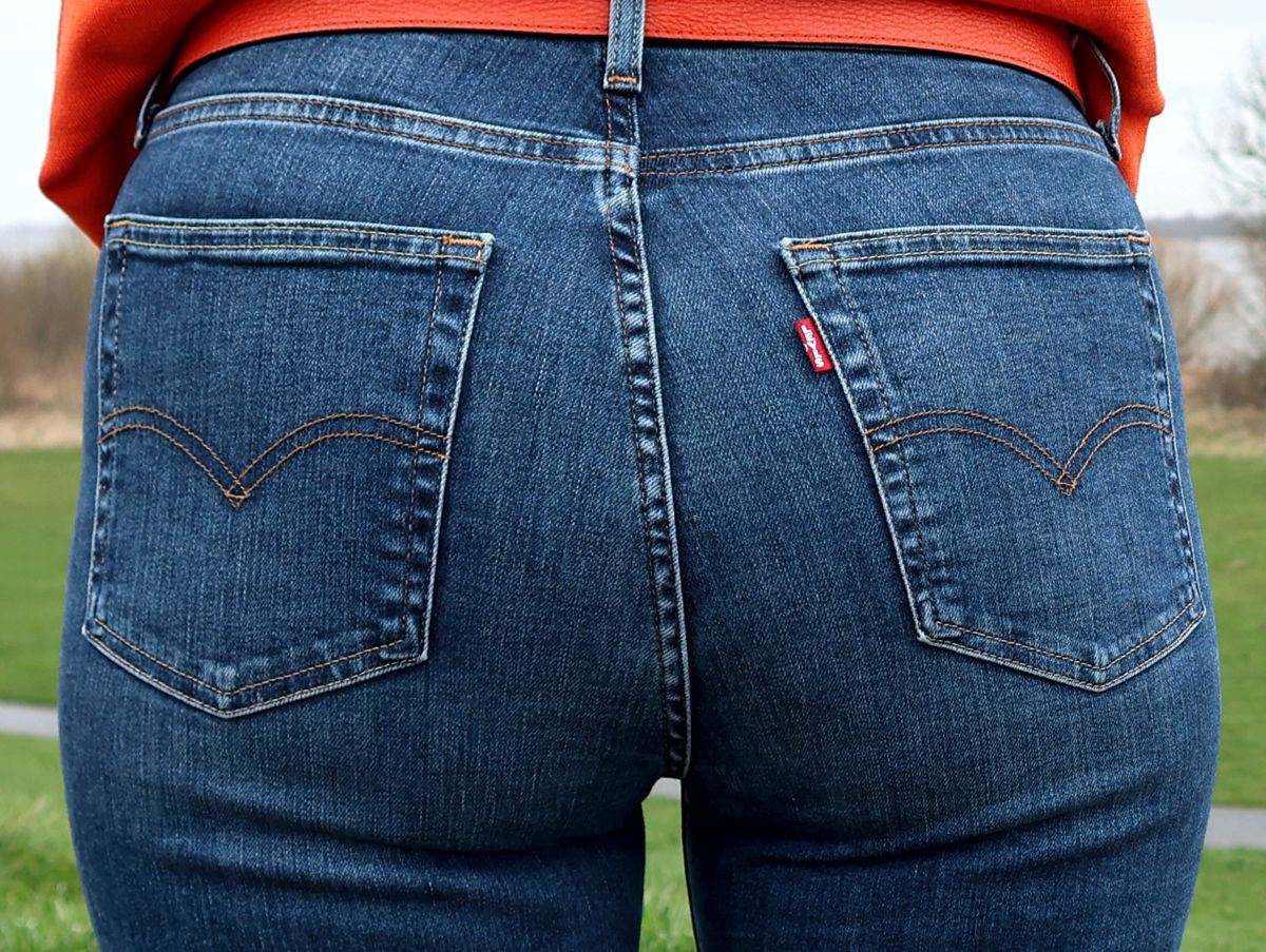 Ines Meyrose - Outfit 2023 - perfekte Jeanstaschen am Po, wenn Dein Po kleiner wirken soll: gerade angesetzt, eher tief angesetzt und nicht zu klein!