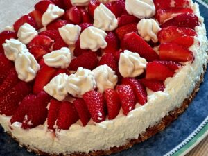 Erdbeer-Mascarpone-Limetten-Torte mit Baiser-Topping auf Mürbeteig
