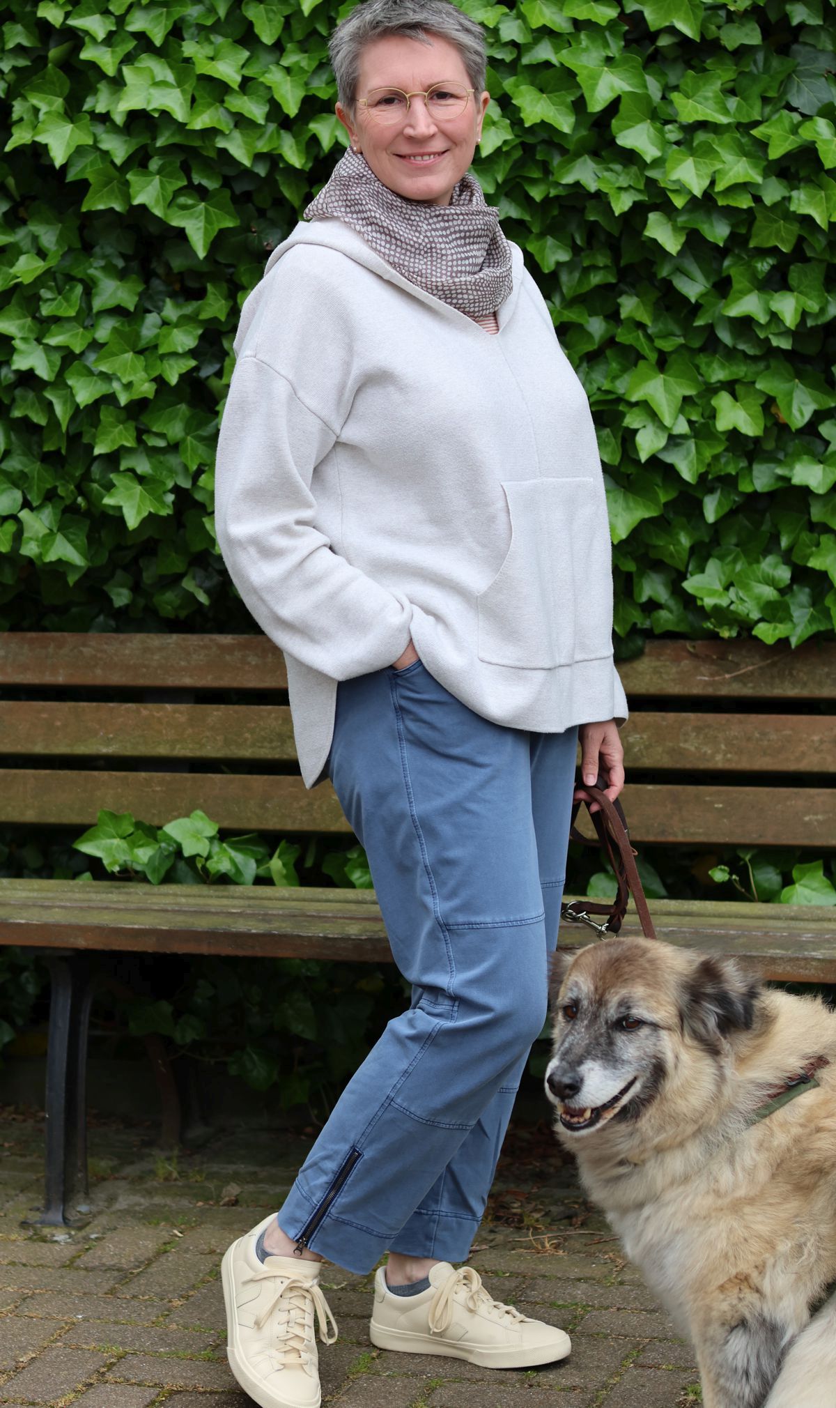 Ines Meyrose - Outfit 2023 mit Jogpant samt Bloggerhund Paul - Foto Nicole