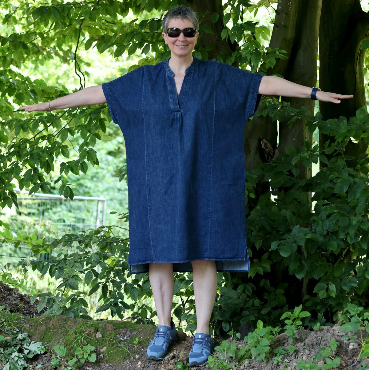 Ines Meyrose - Outfit 2023 mit Jeanskleid im Kaftan-Style und Sneakern - Ü50 Bloggerin