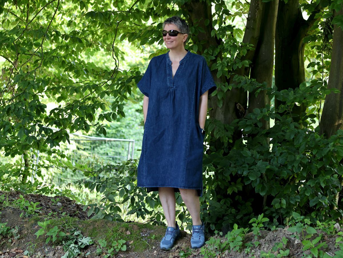 Ines Meyrose - Outfit 2023 mit Jeanskleid im Kaftan-Style und Sneakern - Ü50 Bloggerin