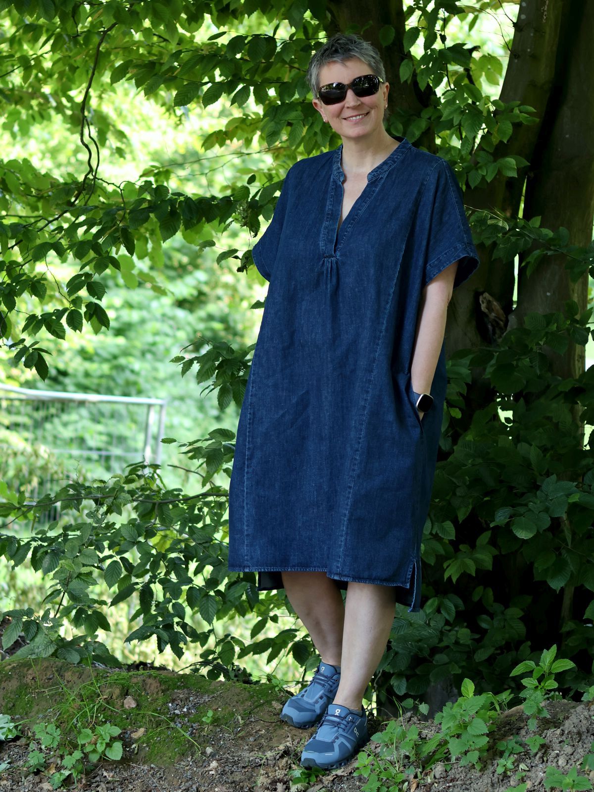 Ines Meyrose - Outfit 2023 mit Jeanskleid im Kaftan-Style und Sneakern - Ü50 Bloggerin