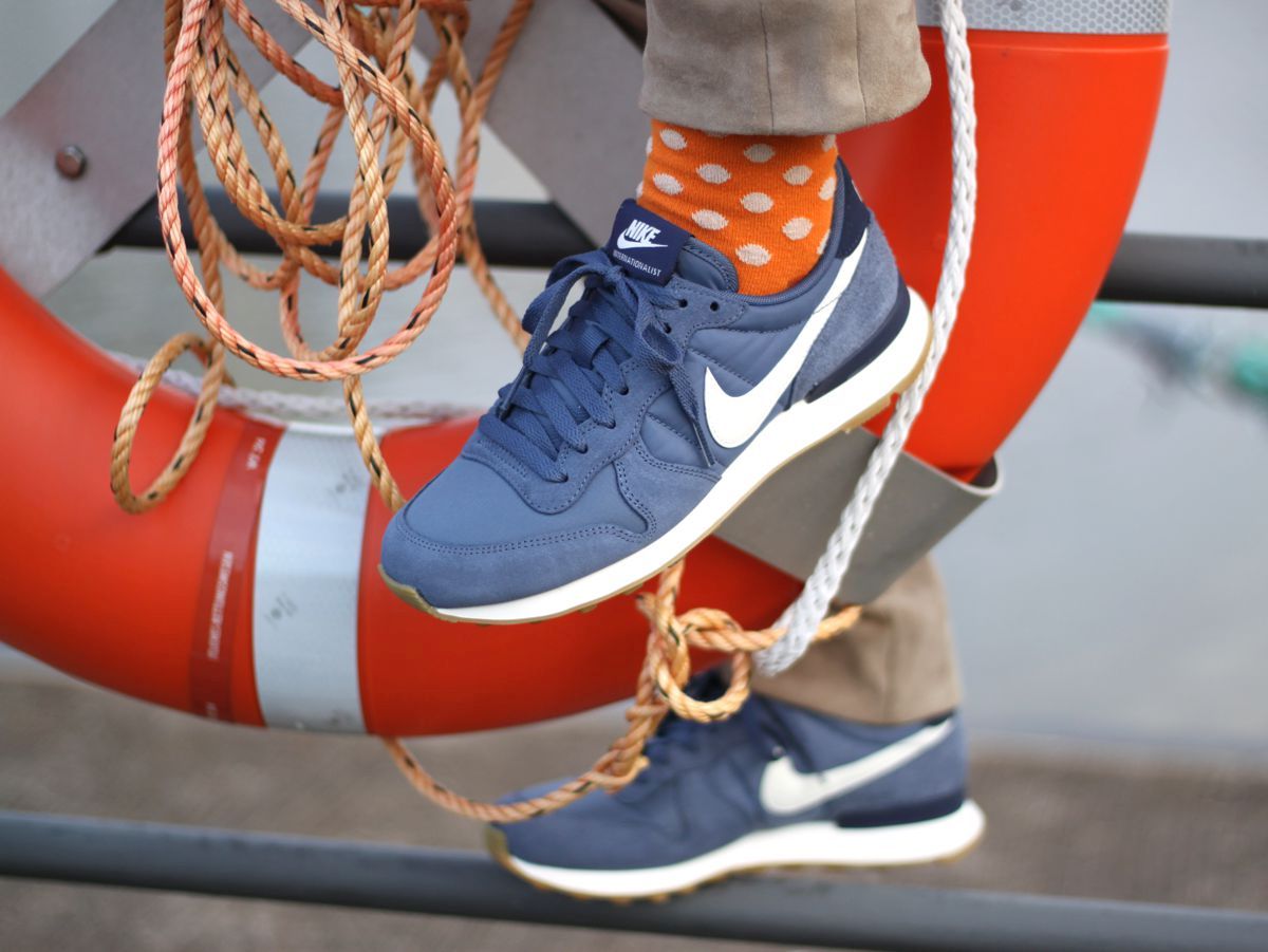 Sneaker Nike Internationalist in Blau mit gepunkteten Socken in Orange