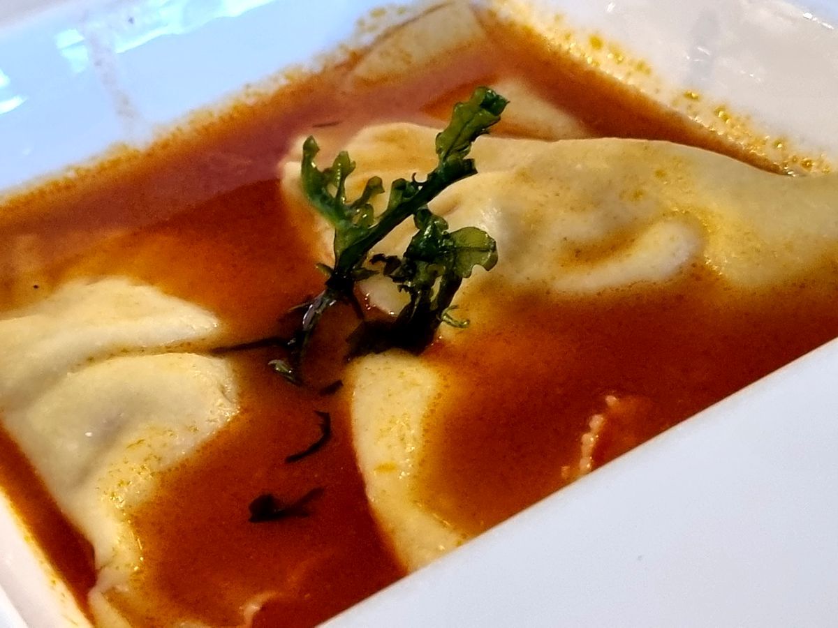 Genussküche 2. Gang Hummer-Ravioli in Krustentiersud