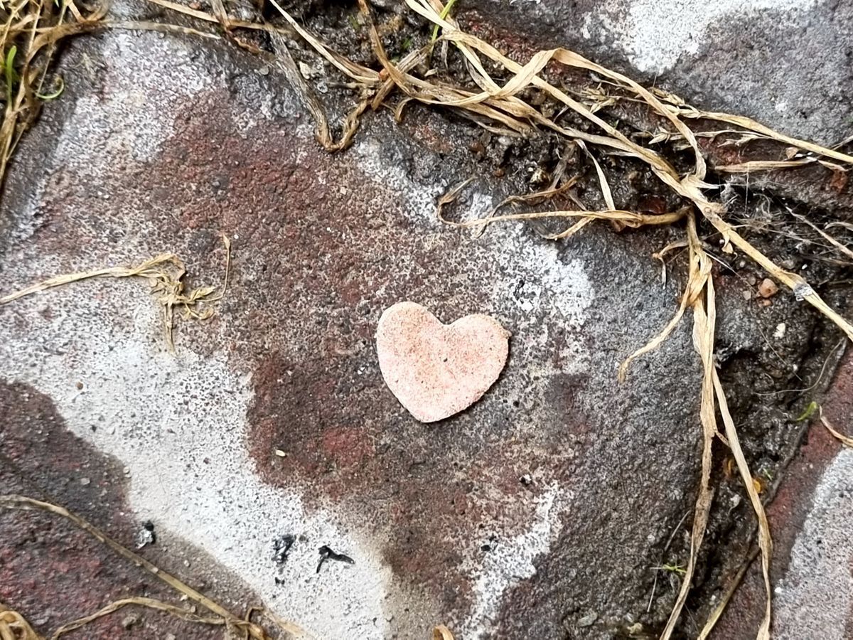Herz auf Steinboden