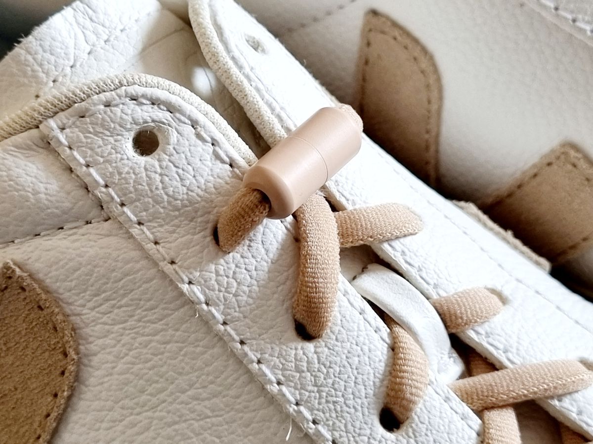 Sneaker Veja Campo Leather white almond mit elastischen Schnürsenkeln in zum Logo passender Farbe