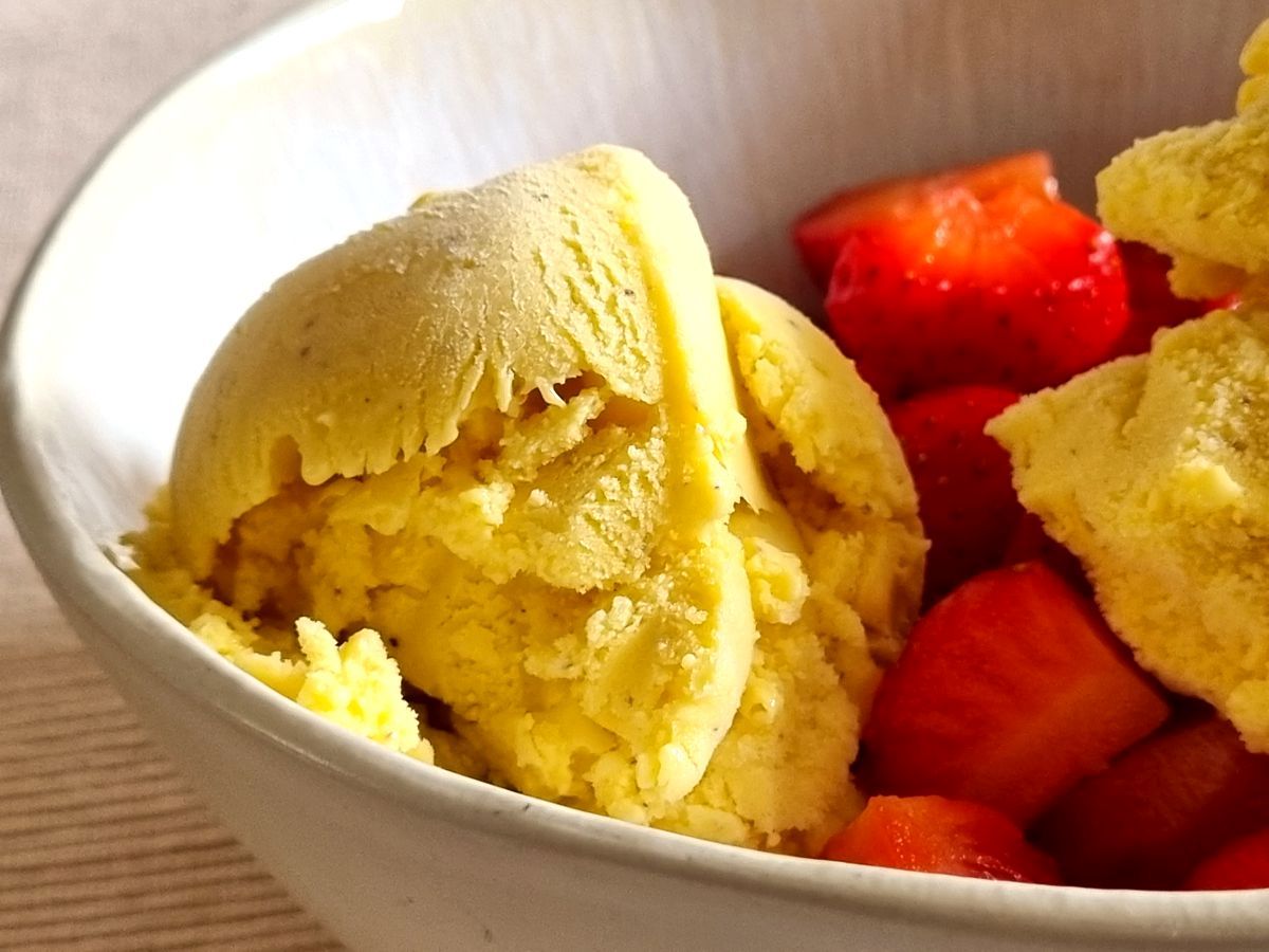 Vanille-Espresso-Eis mit frischen Erdbeeren serviert