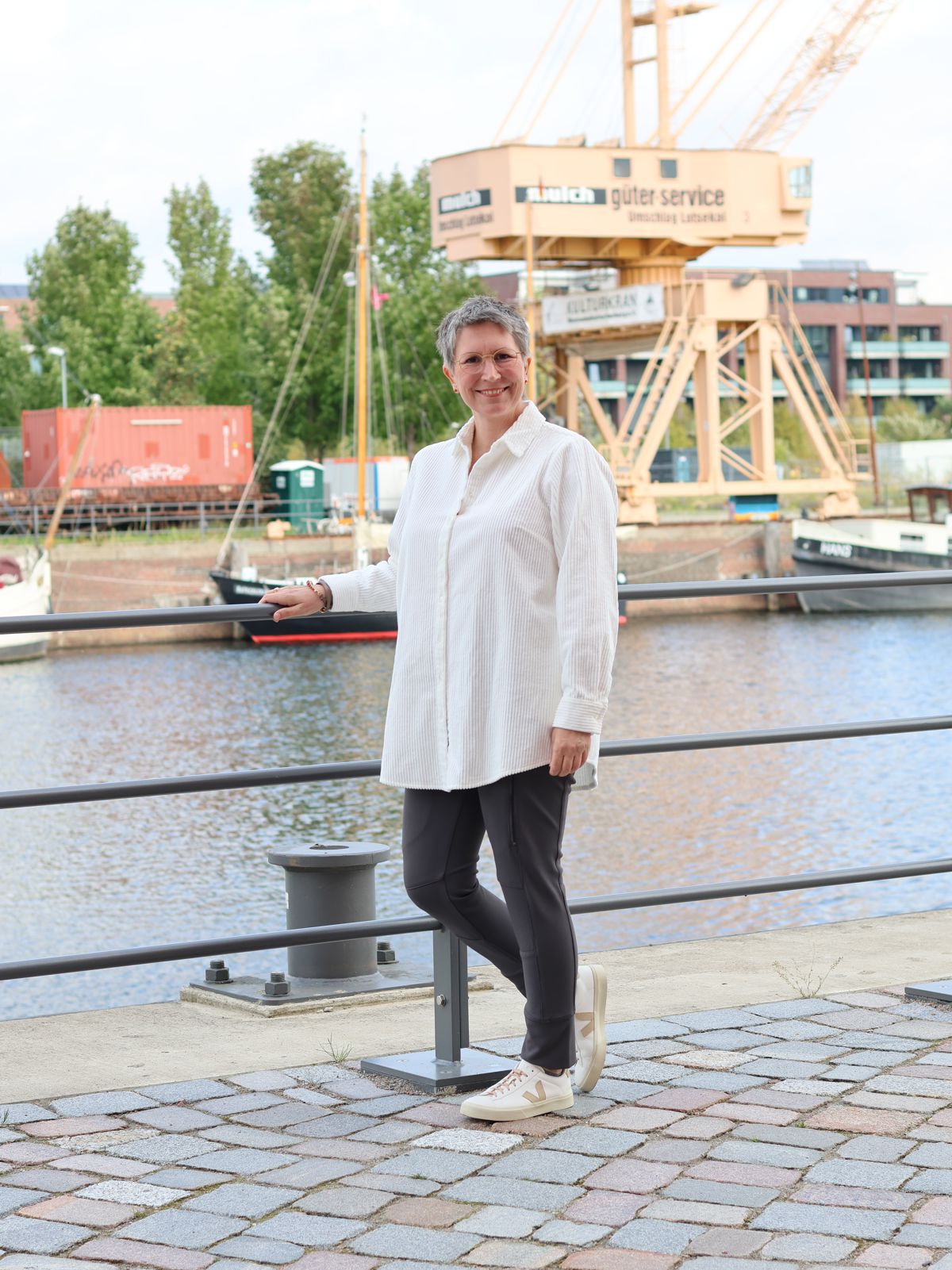 Ines Meyrose - Outfit 2023 - cremeweißes Hemd aus Breitcord - Jogpant taupe - Sneaker cremeweiß