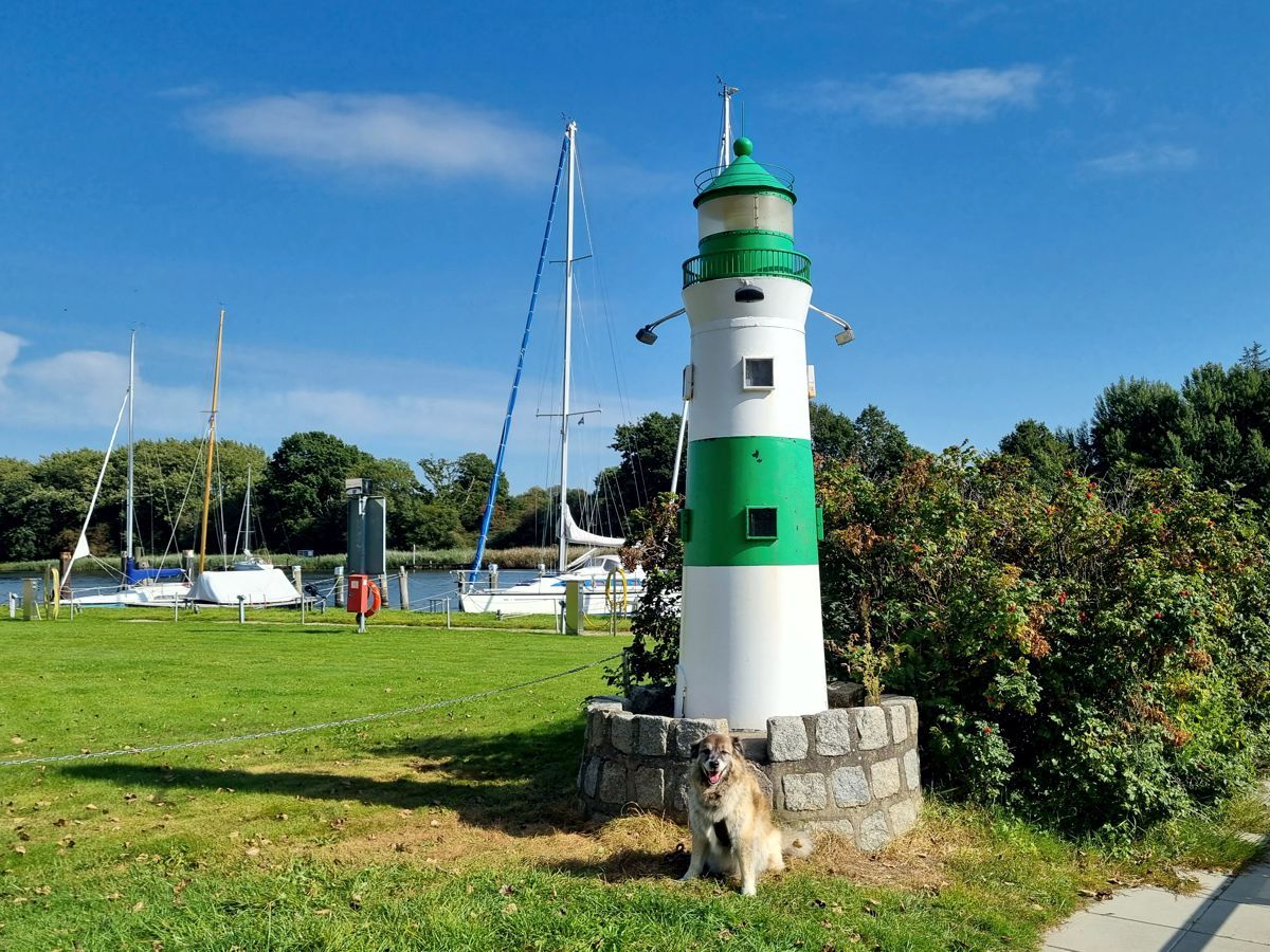 Leuchtturm Schleimünde als Miniatur in Missunde mit Hund Paul