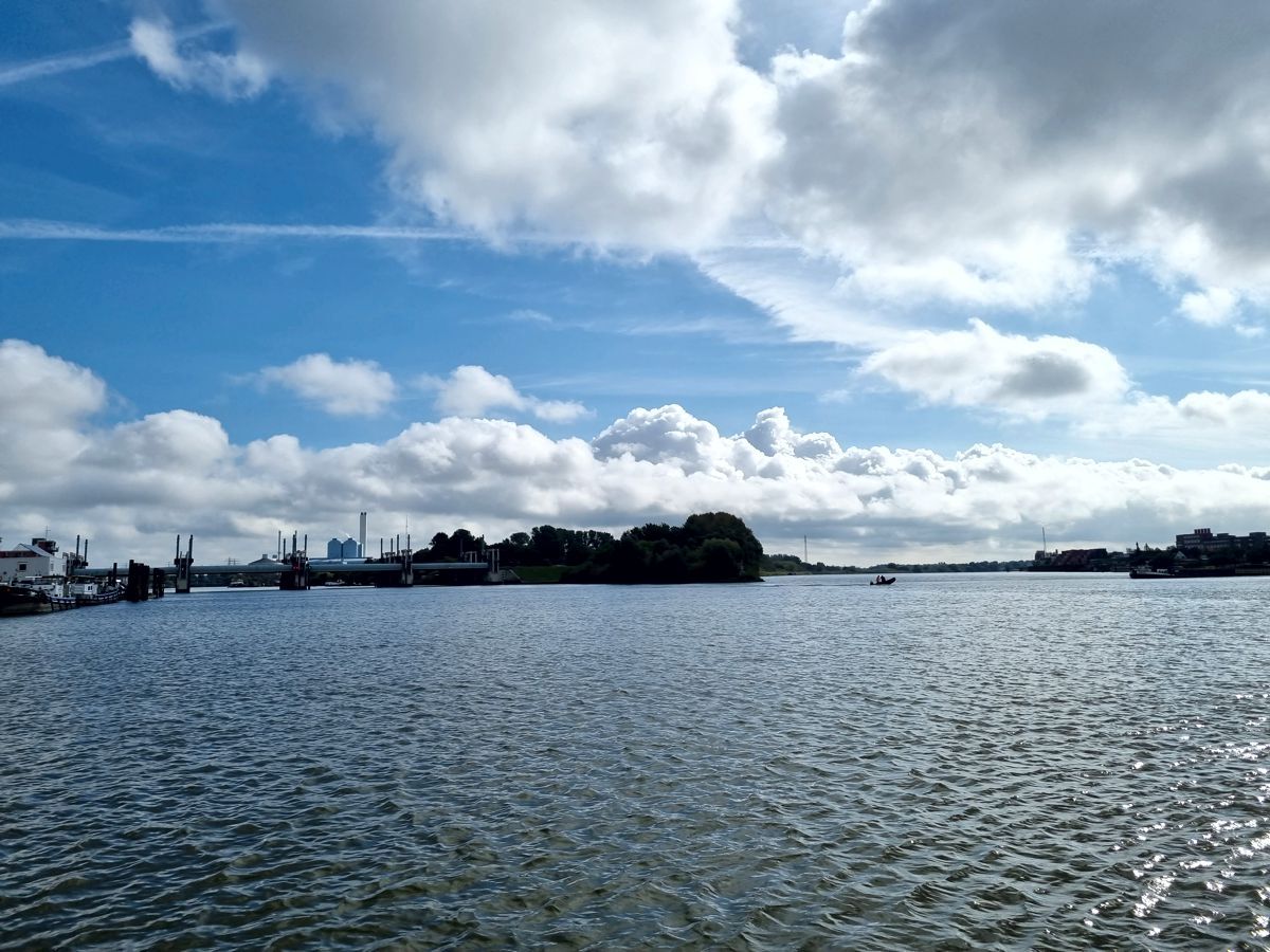 Elbe bei Hamburg mit Blick Richtung Sperrwerk Billwerder Bucht