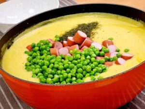 Kartoffelsuppe mit Erbsen und Würstchen als Einlage