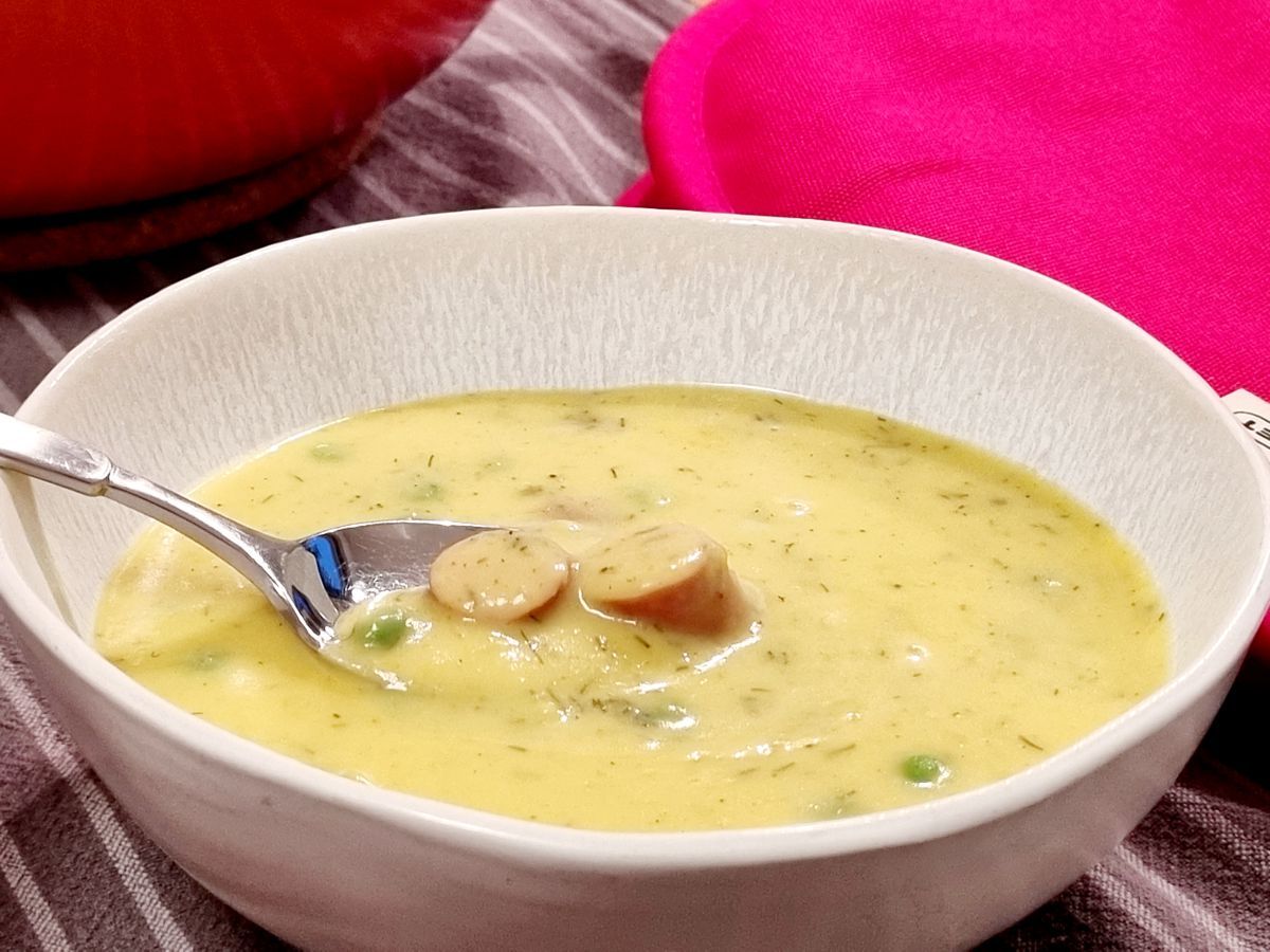 Kartoffelsuppe mit Erbsen und Würstchen als Einlage