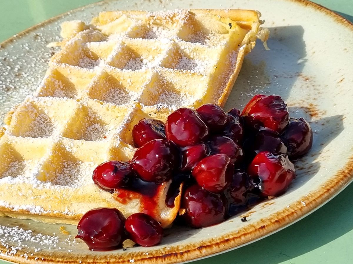 Vegane Waffel mit Kirschkompott