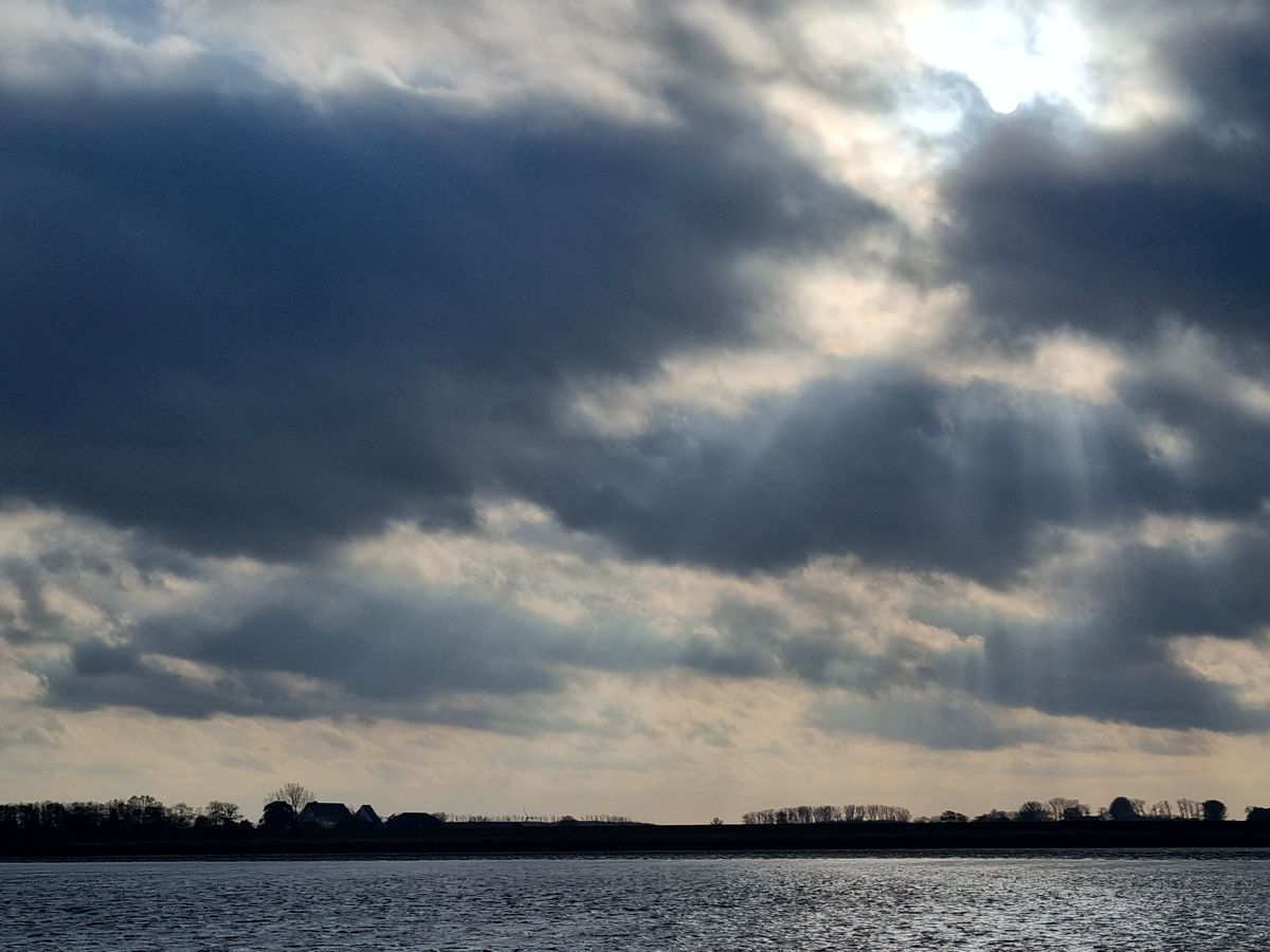 Fahrt mit der Elbfähre Glückstadt - Wischhafen mit Blick auf Wischhafen