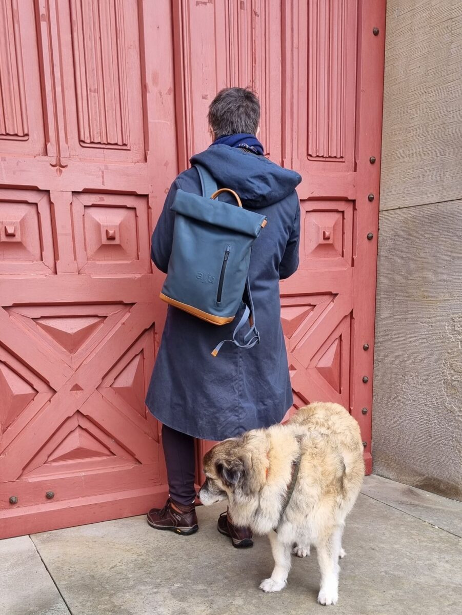 Ines Meyrose - Outfit 2023 - blauer Rucksack geht immer - mit Bloggerhund Paul