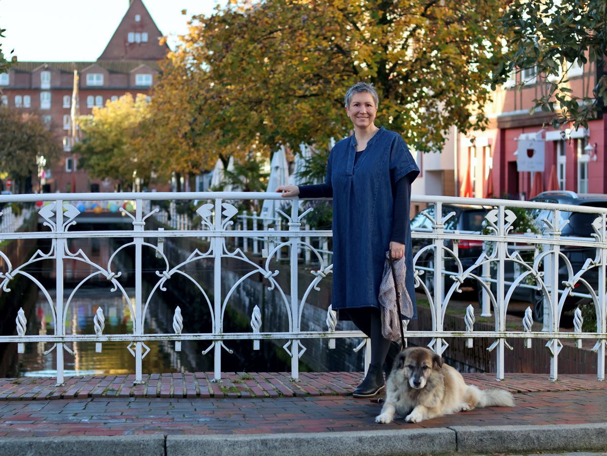 Ines Meyrose - Outfit 2023 mit Jeanskleid im Kaftan-Style, Longsleeve, Stiefeletten - mit Bloggerhund Paul