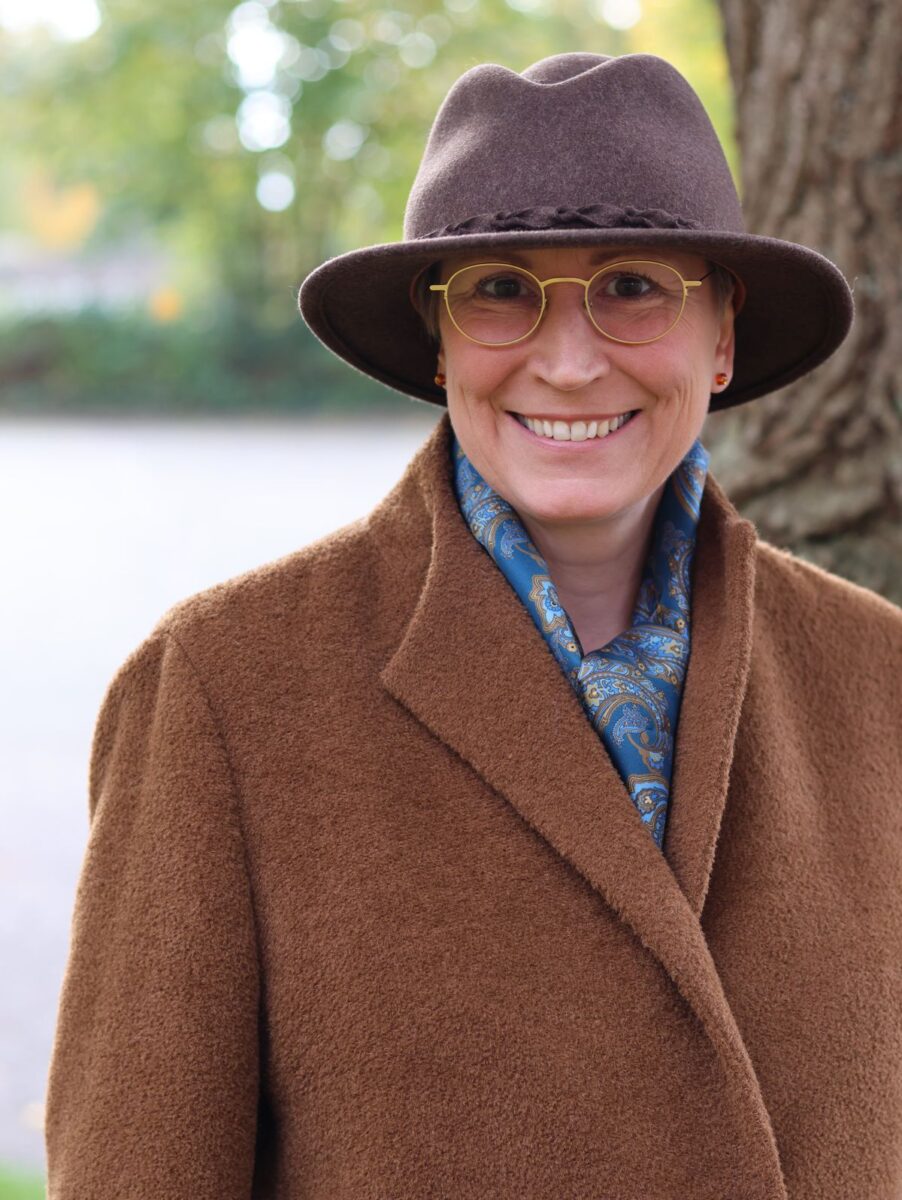 Ines Meyrose - Outfit 2023 mit braunem Wollhut zum braunen Wollmantel und Seidenschal in Petrol mit Paisleymuster- Portrait - Foto Nicole