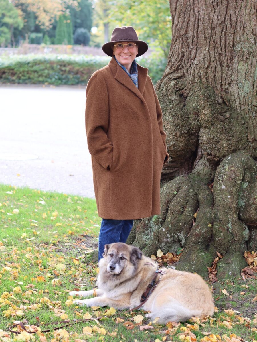 Ines Meyrose - Outfit 2023 mit braunem Wollhut zum braunen Wollmantel und Seidenschal in Petrol mit Paisleymuster - Bloggerhund Paul - Foto Nicole