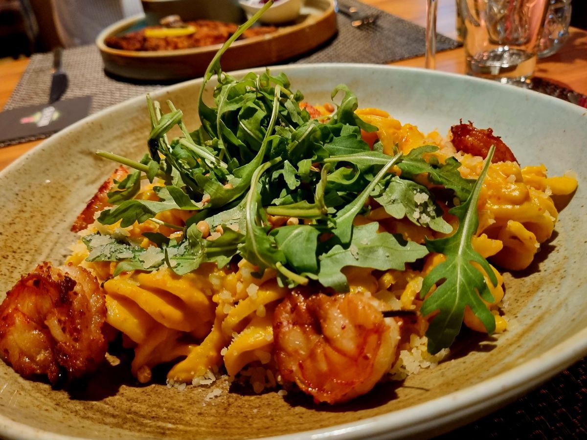 Herbstliche Pasta mit Kürbiscreme, Scampi, Rucola und Parmesan