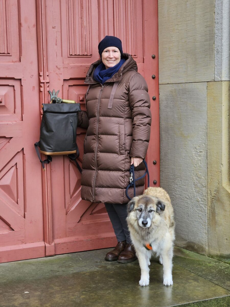 Ines Meyrose - Outfit 2024 - brauner Daunenmantel und brauner Rucksack - mit Bloggerhund Paul