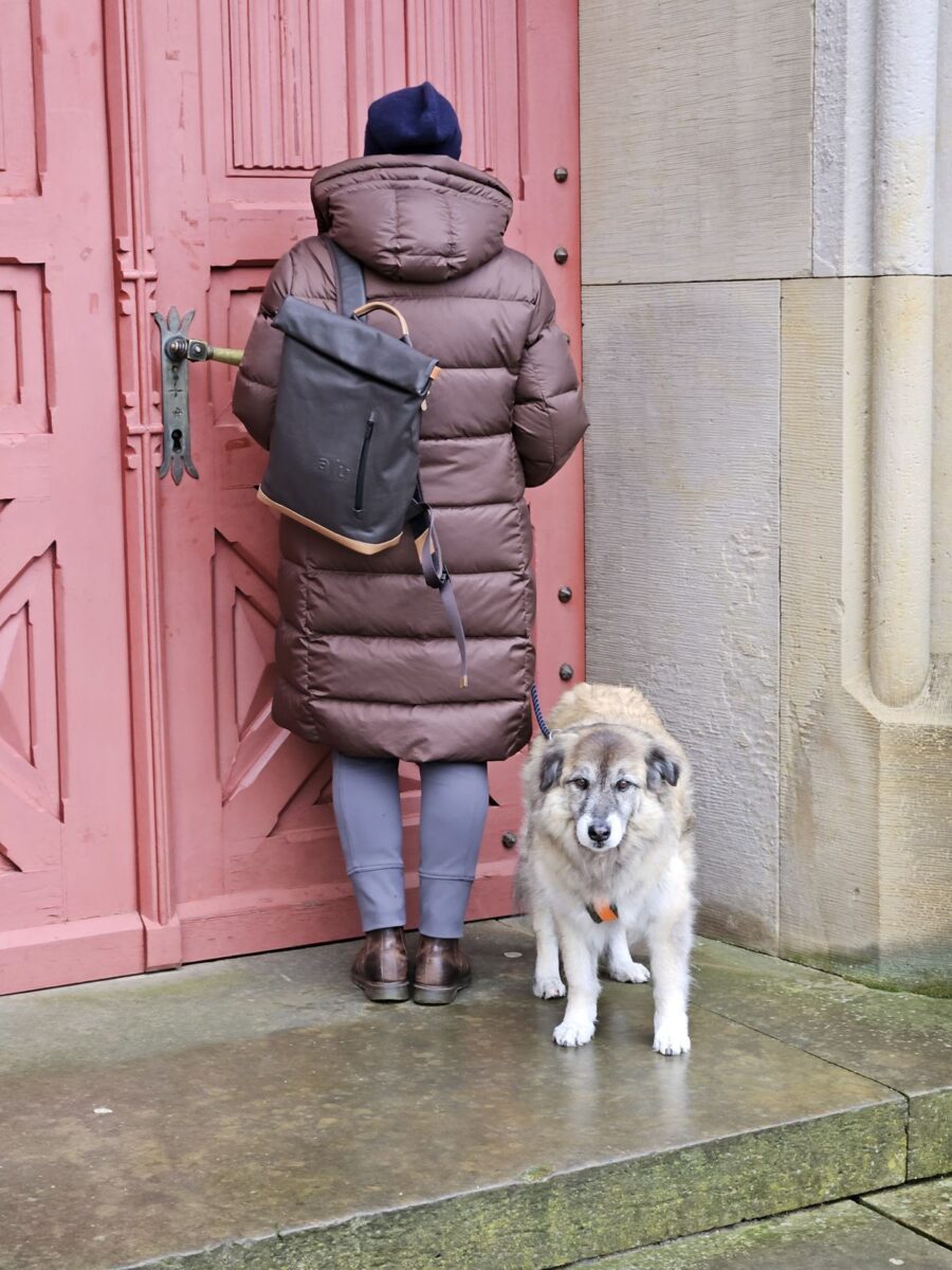 Ines Meyrose - Outfit 2024 - brauner Daunenmantel und brauner Rucksack - mit Bloggerhund Paul