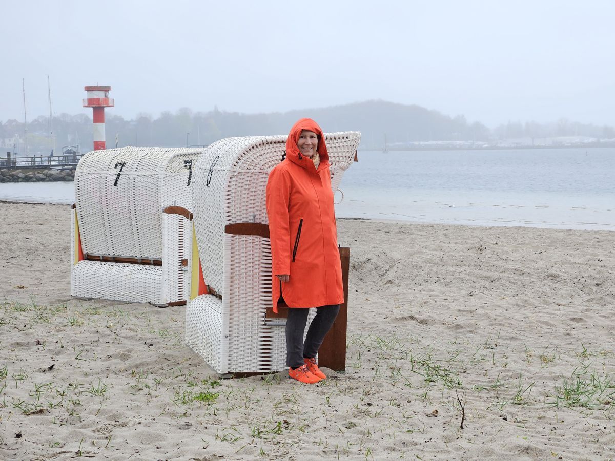 Ines Meyrose - 2024 an der Ostsee in Orange