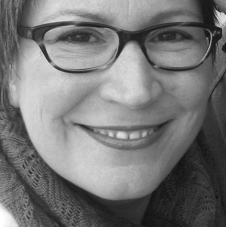 Ines Meyrose 2012 - Portrait mit Brille schwarz-weiß
