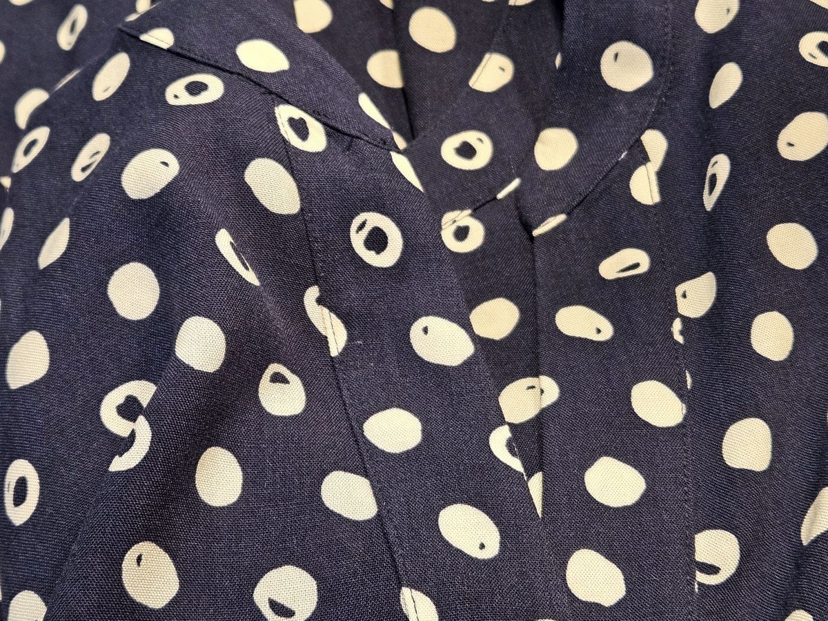 Pop-over-Bluse / dunkelblaue Schlupfbluse mit Punkten in Cremeweiß