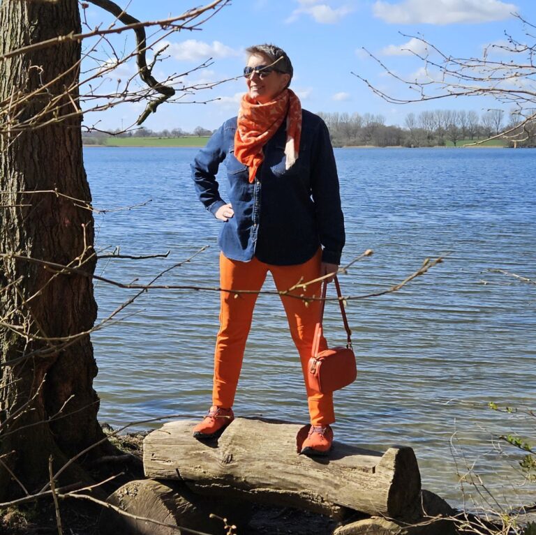 Ines Meyrose - Outfit 2025 mi tailliertem Jeanshemd