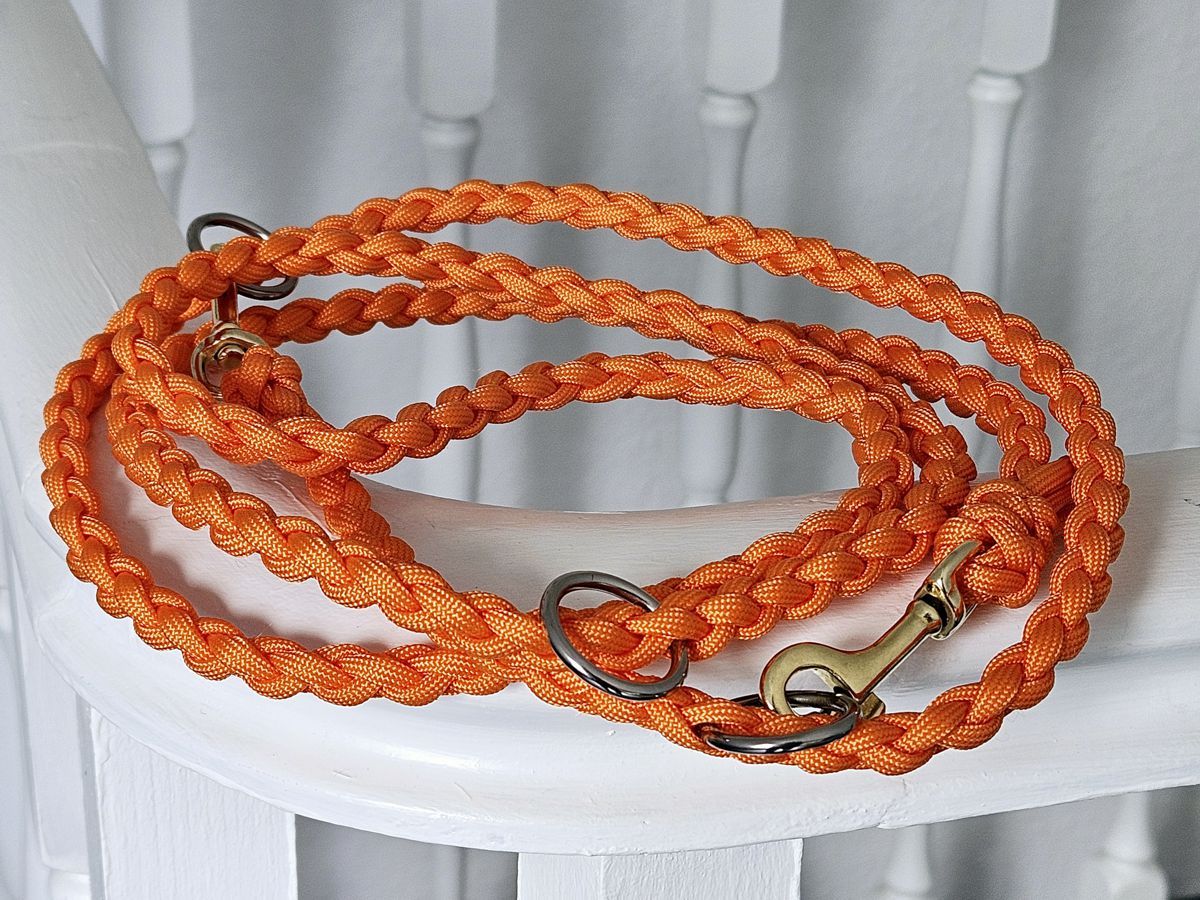 Hundeleine aus Paracord mit vier Strängen geflochten und Diamantknoten an den Enden in Orange mit Messingkarabinern und Ösen aus Edelstahl in 2 m Länge