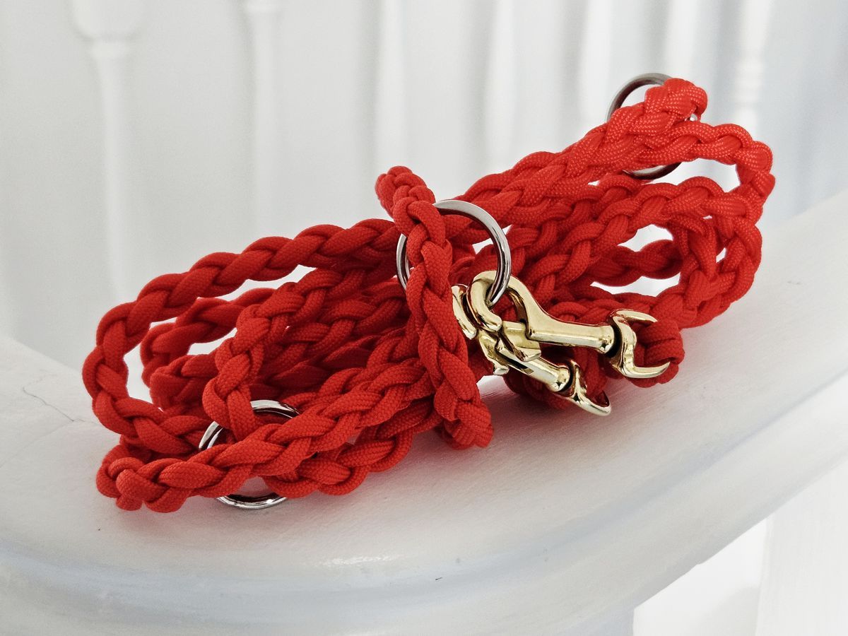 Hundeleine aus Paracord mit vier Strängen geflochten und Diamantknoten an den Enden in Rot mit Messingkarabinern und Ösen aus Edelstahl in 2 m Länge