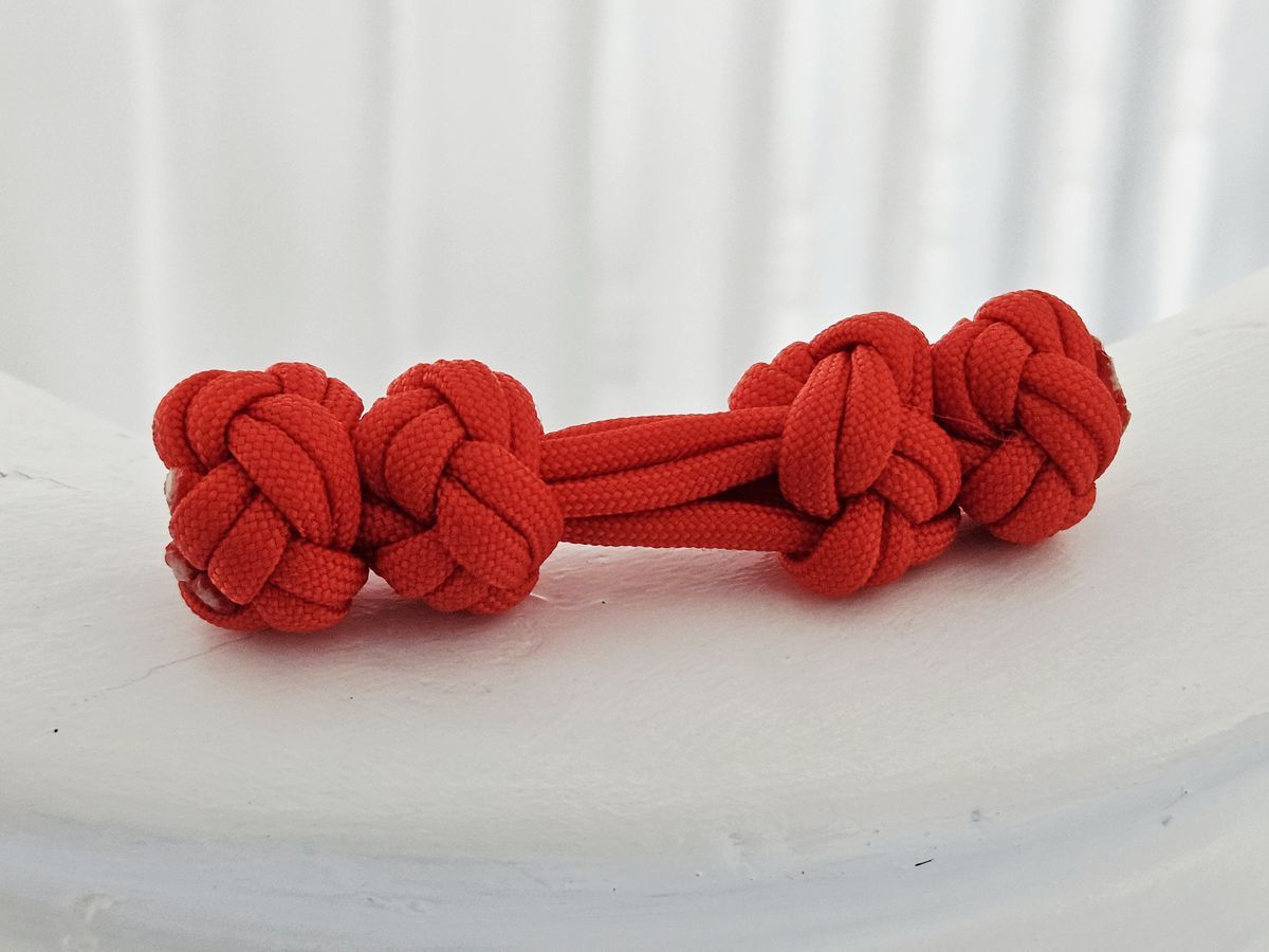 Hundespielzeug aus Paracord in Rot mit Diamantknoten