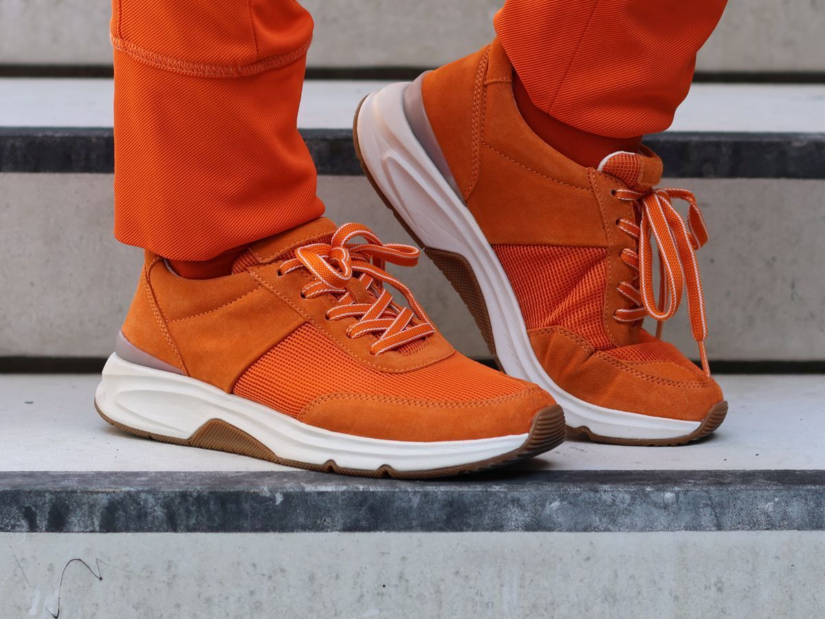 Ines Meyrose - Outfit 2025 - Jogpant Orange - Sneaker Orange - Foto Sabine Gimm