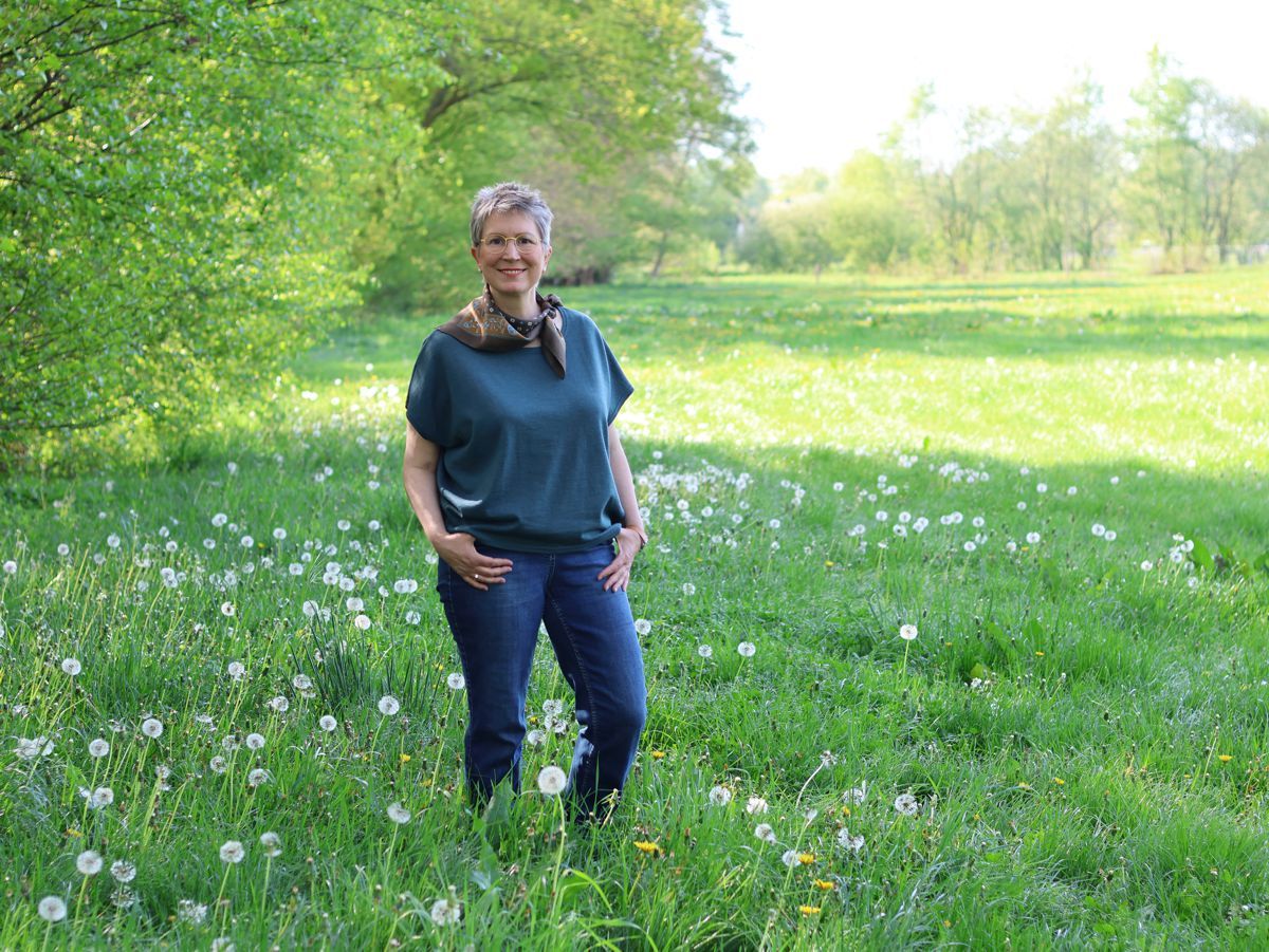 Ines Meyrose - Outfit 2025 - Pullunder - Shirt - Merinowolle - Nickituch - petrolblau-braun
