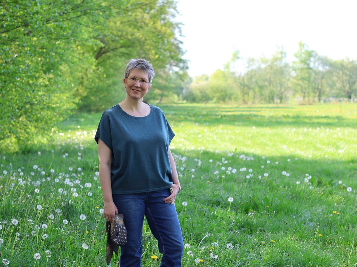 Ines Meyrose - Outfit 2025 - Pullunder - Shirt - Merinowolle - petrolblau