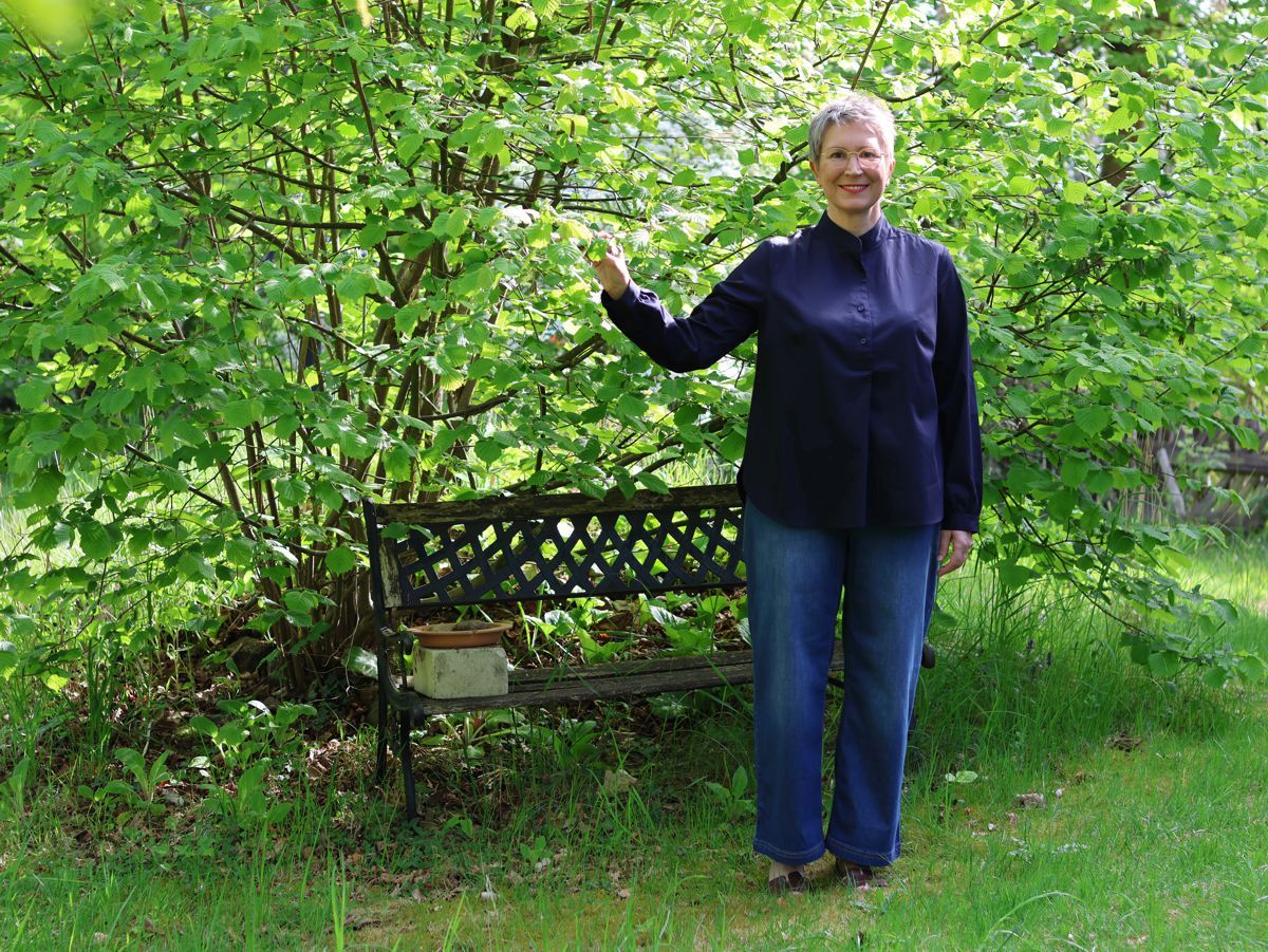 Ines Meyrose - Outfit 2025 - weite Sommerhose / weite Jeans kombiniert mit flachen Sandalen und blauer Bluse