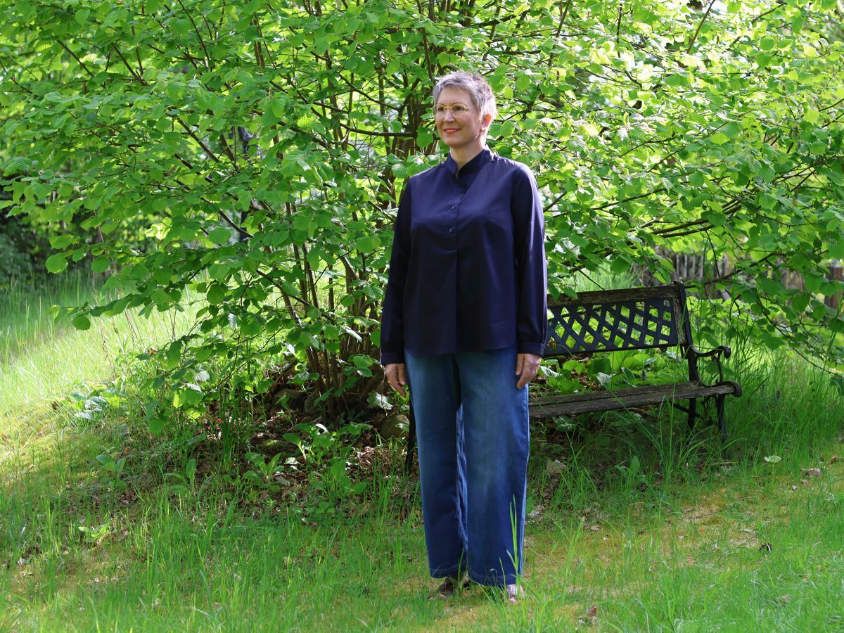 Ines Meyrose - Outfit 2025 - weite Sommerhose / weite Jeans kombiniert mit flachen Sandalen und blauer Bluse