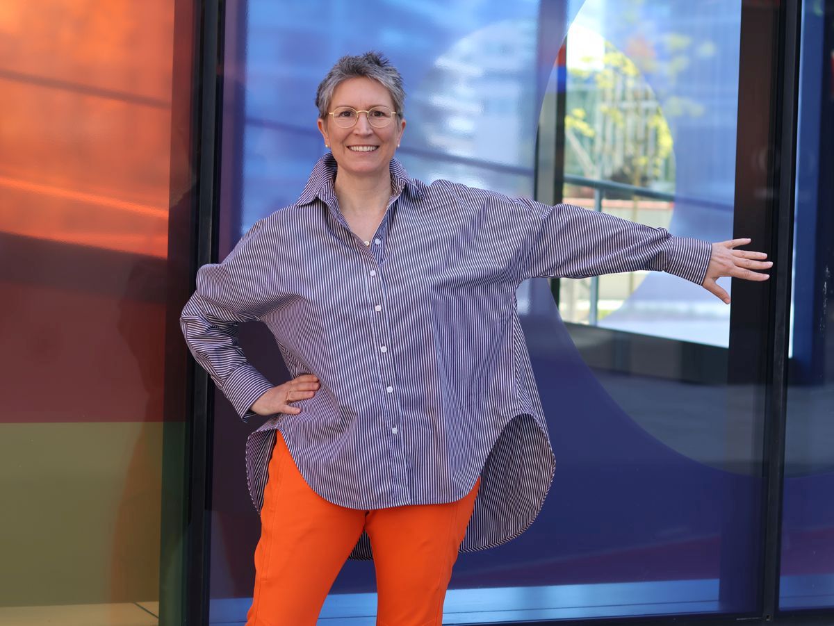 Ines Meyrose - Outfit 2025 - Streifenbluse braun-weiß - Jogpant Orange - Foto Sabine Gimm