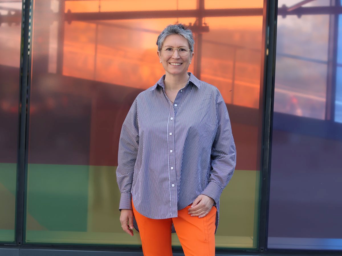 Ines Meyrose - Outfit 2025 - Streifenbluse braun-weiß - Jogpant Orange - Foto Sabine Gimm
