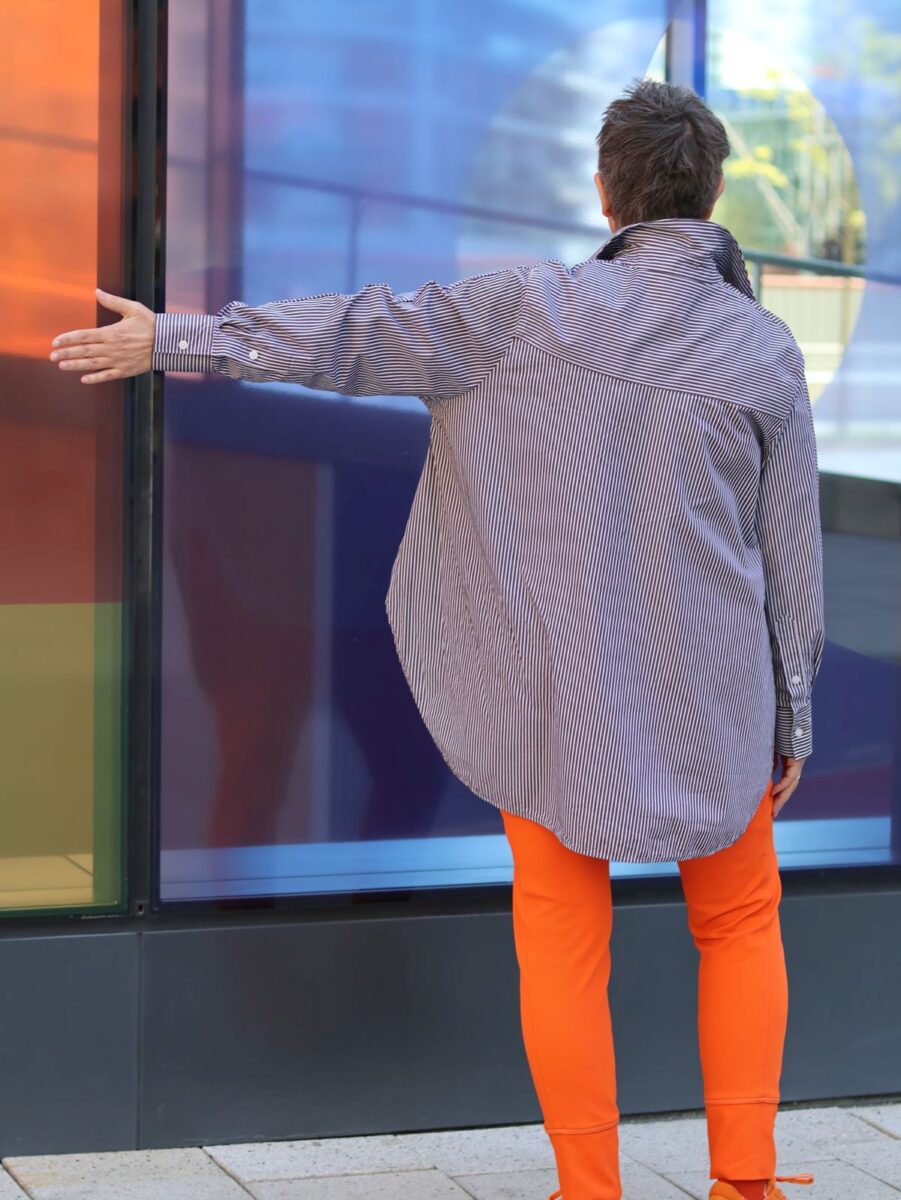 Ines Meyrose - Outfit 2025 - Streifenbluse braun-weiß - Jogpant Orange - Sneaker Orange - Foto Sabine Gimm