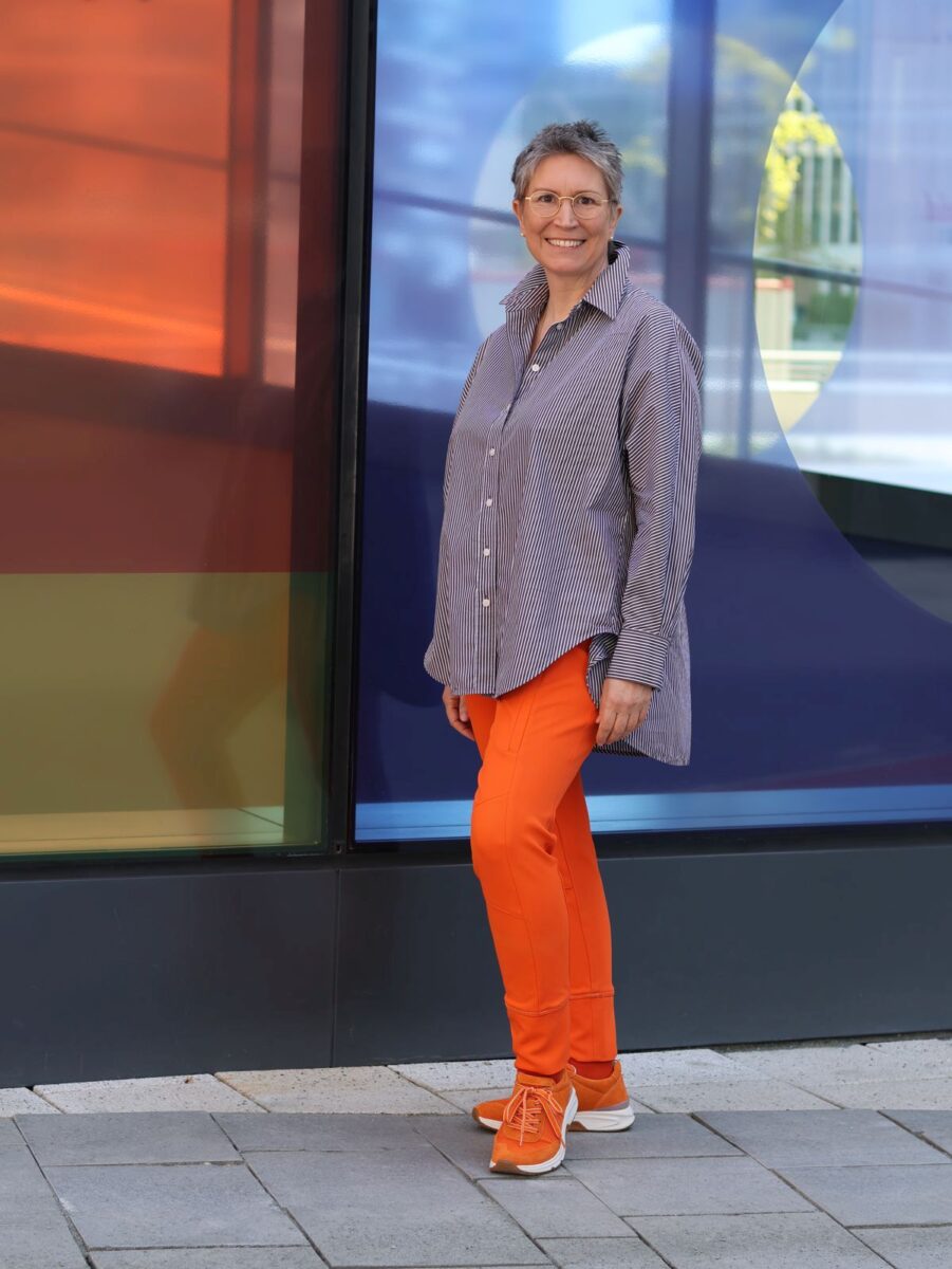 Ines Meyrose - Outfit 2025 - Streifenbluse braun-weiß - Jogpant Orange - Sneaker Orange - Foto Sabine Gimm