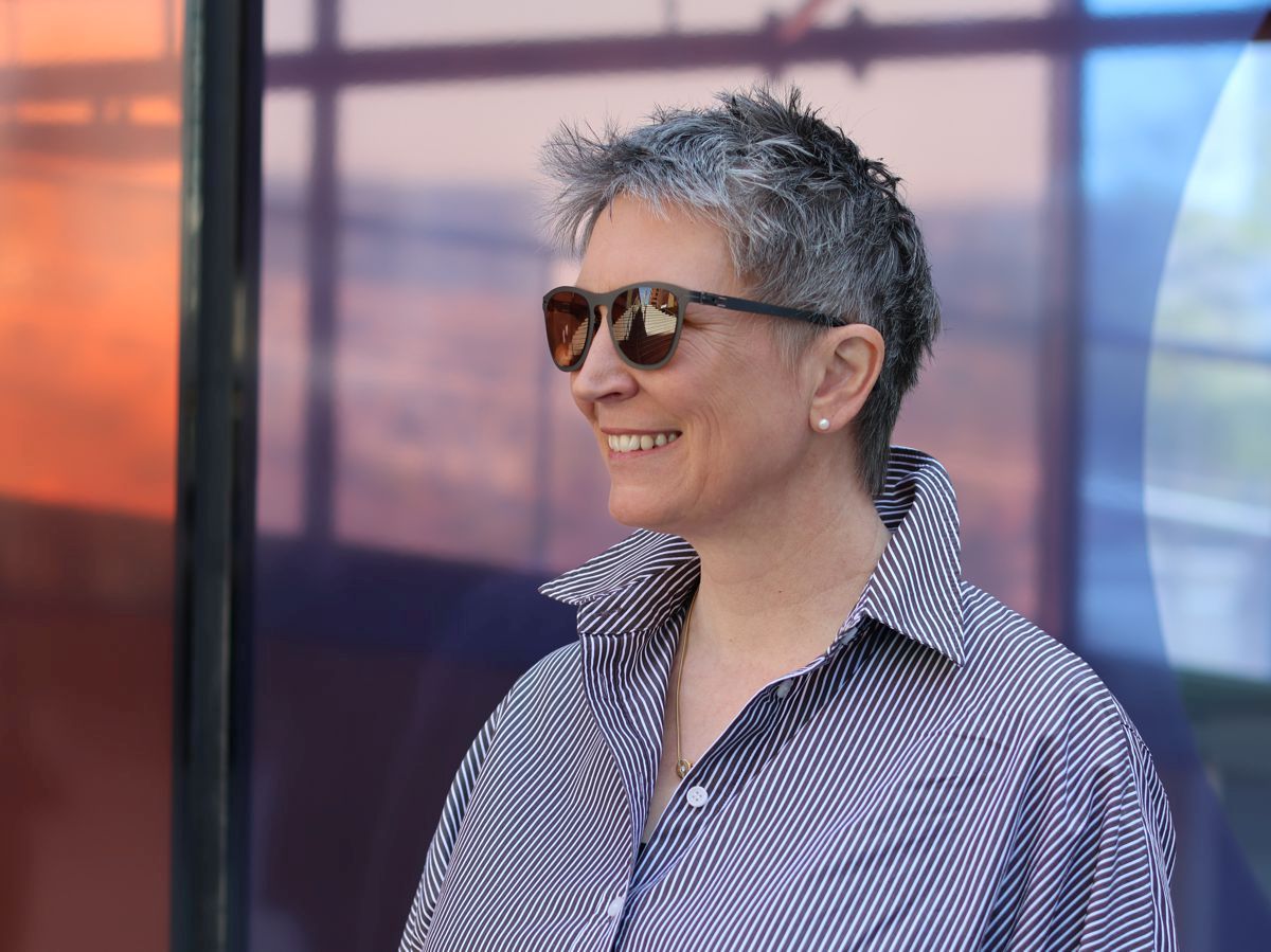 Ines Meyrose - Outfit 2025 - Streifenbluse braun-weiß - Portrait mit Sonnenbrille - Foto Sabine Gimm