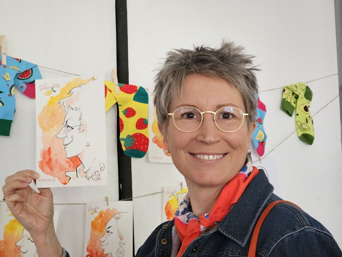 Ines Meyrose 2025 - Portrait - Karikatur von Daniel Stieglitz - Foto von Sabine Gimm