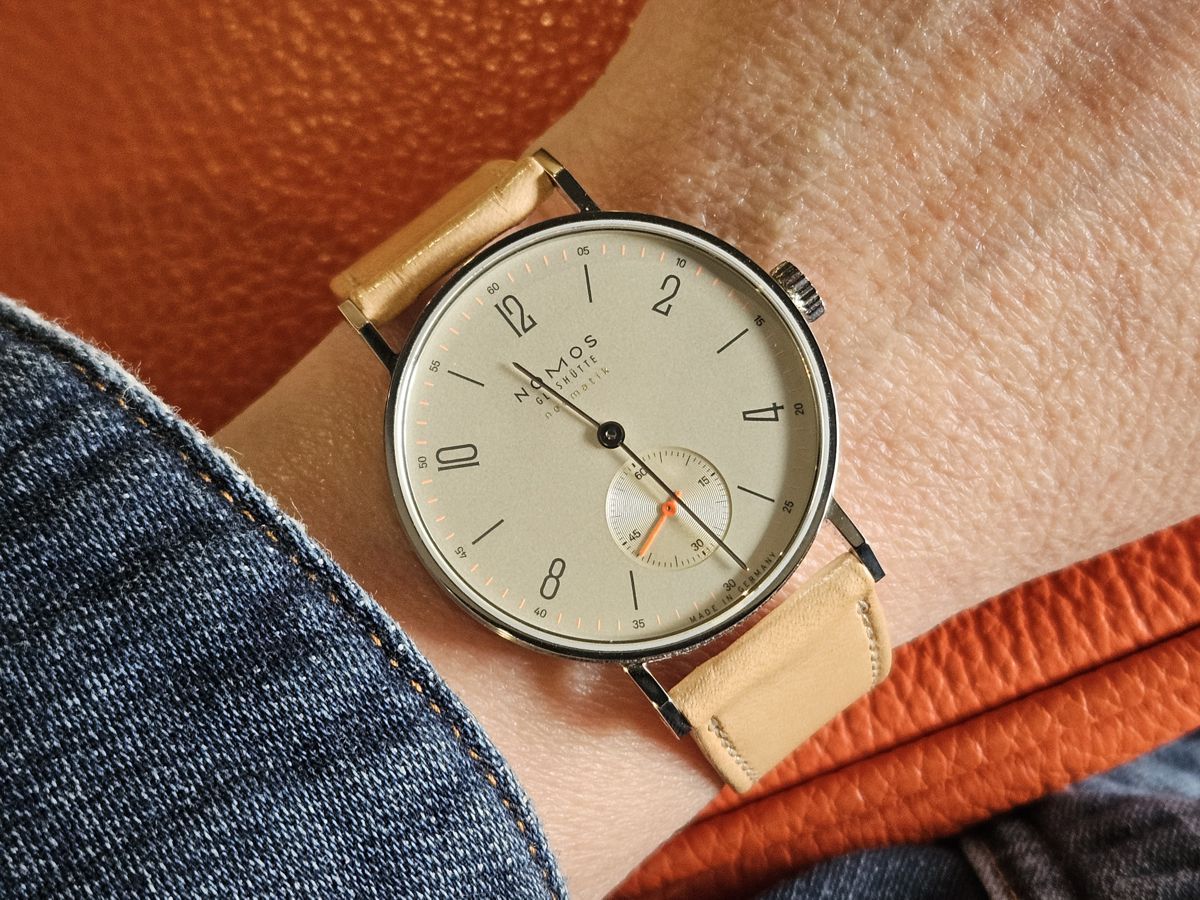 NOMOS Uhr Tangente Neomatic in Champagner-Neonorange mit hellbraunem Lederarmband
