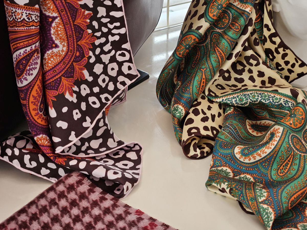 ROECKL Farben Herbst/Winter 2025: Wild Gallery Foulards in Mulberry, Oliv und Rostbraun mit Leopardenmuster