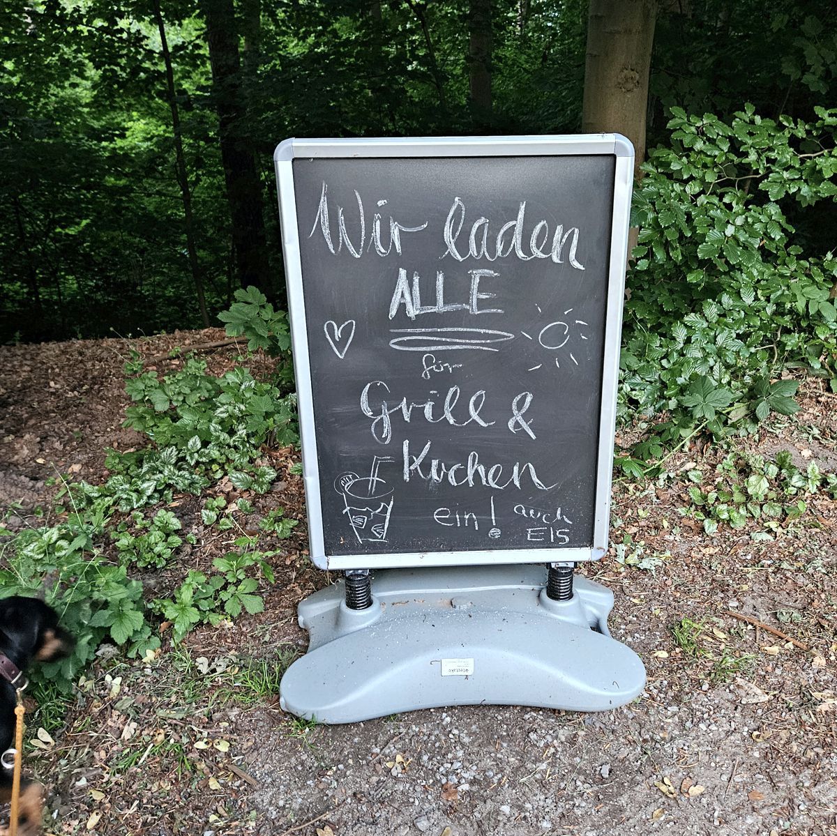 Aufsteller mit einer Einladung im Wald