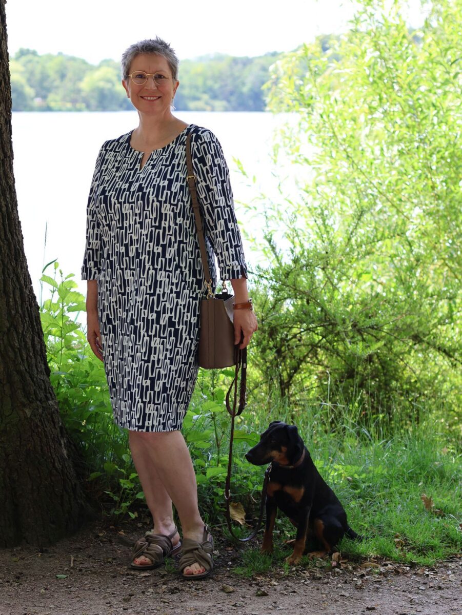 Ines Meyrose - Outfit 2025 - Kleid mit grafischem Muster in Blau-Weiß - Ü50 Bloggerin mit Hund Mona