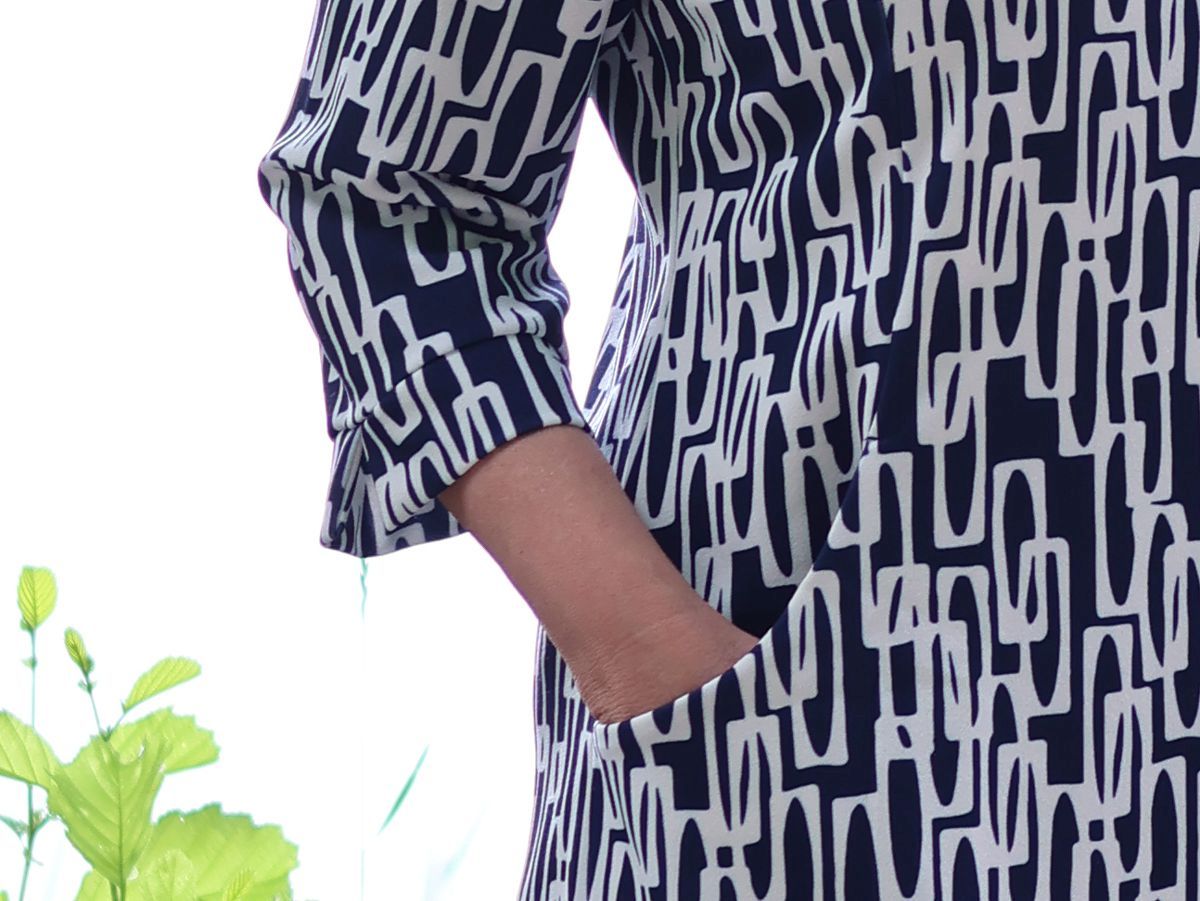 Ines Meyrose - Outfit 2025 - Kleid mit grafischem Muster in Blau-Weiß - Taschendetail