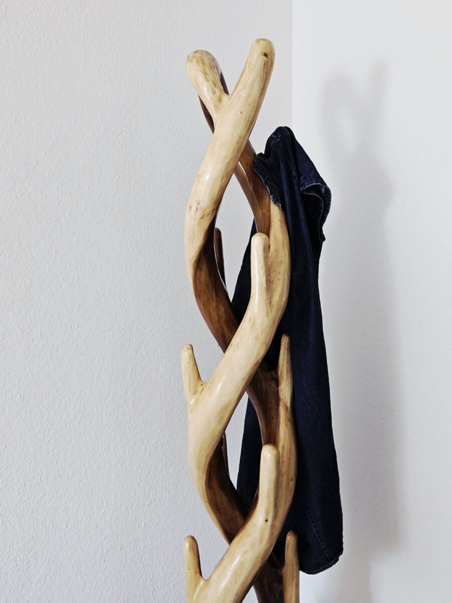 Garderobe aus einem Baumstamm aus Suar-Holz herausgearbeitet