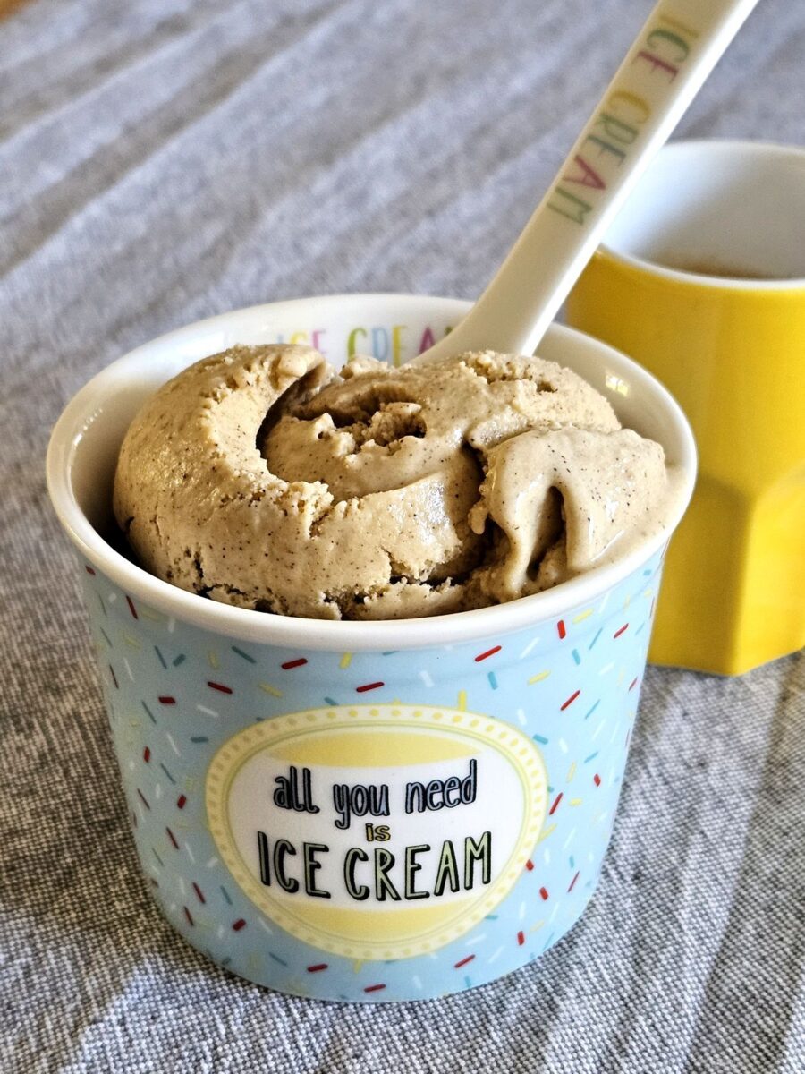 Zimteis im Eisbecher mit dem Aufdruck all you need is ICE CREAM mit passendem Löffel und ein gelber Espressobecher